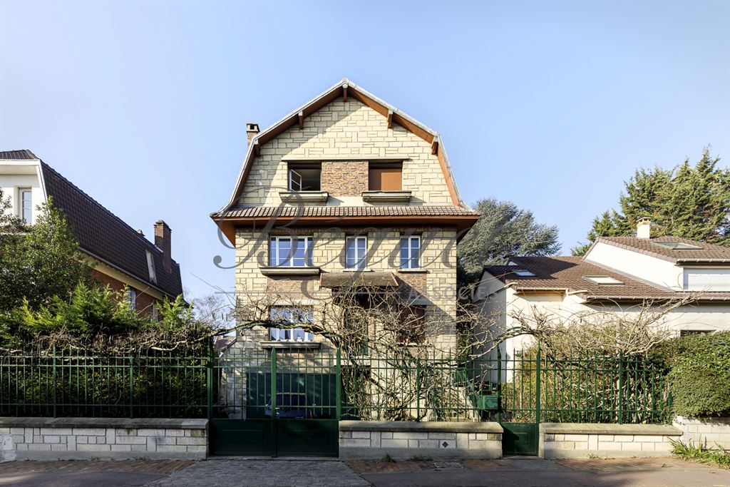 A vendre chez Beguet Associés : Sceaux 92330 Maison 240 m² 7 Chambres Jardin Garage + Studio