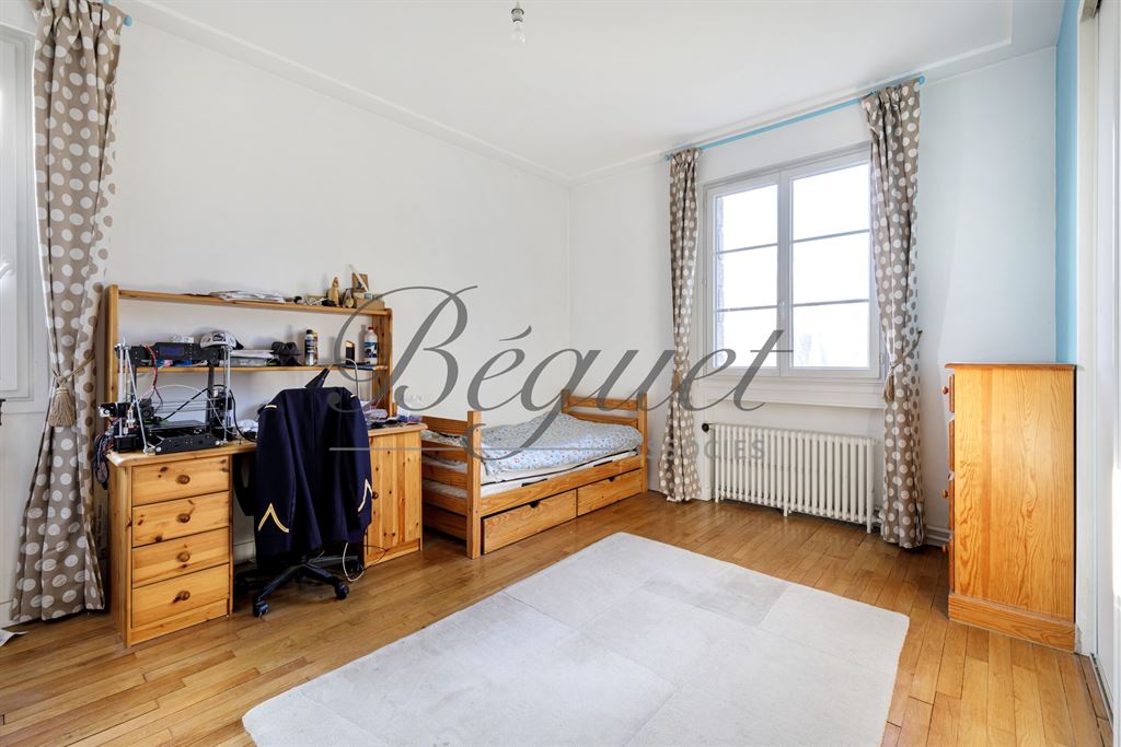 A vendre chez Beguet Associés : Sceaux 92330 Maison 240 m² 7 Chambres Jardin Garage + Studio