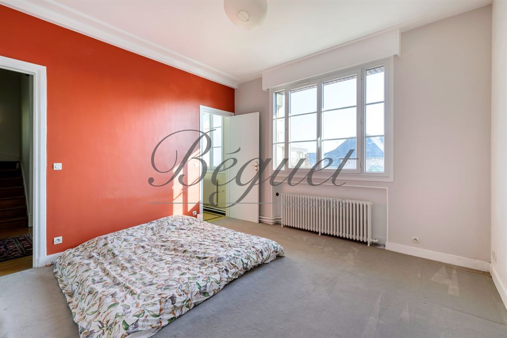 A vendre chez Beguet Associés : Sceaux 92330 Maison 240 m² 7 Chambres Jardin Garage + Studio