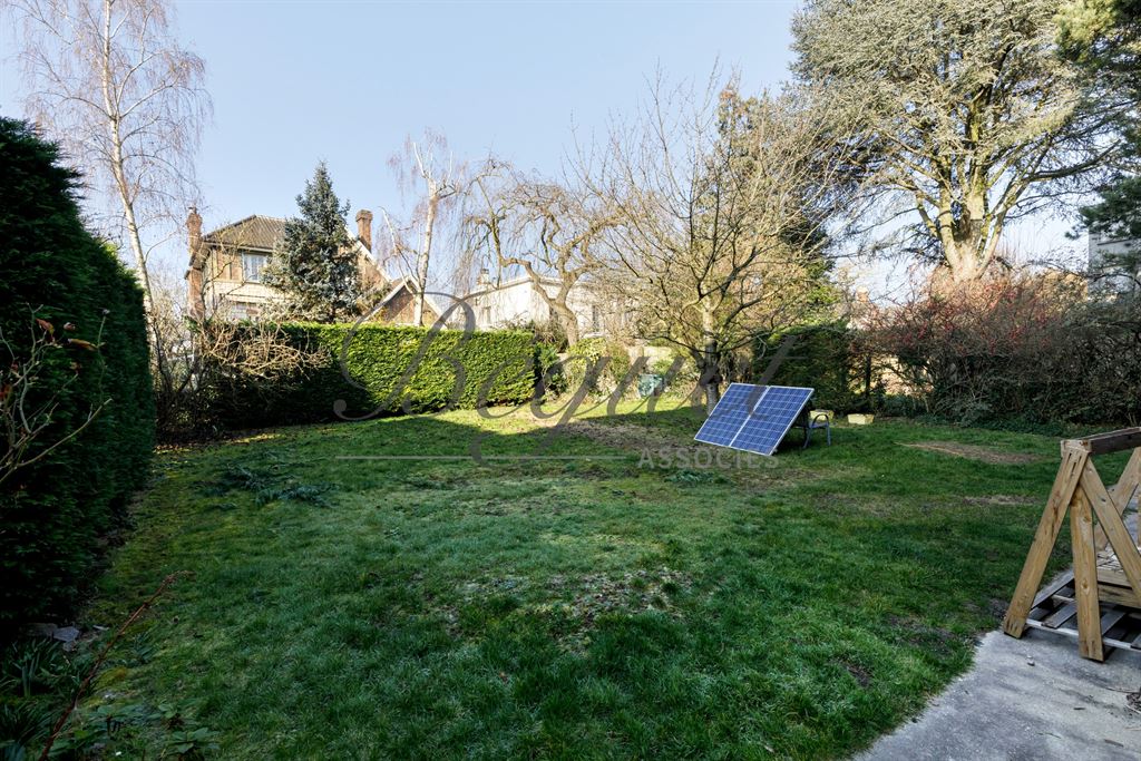 A vendre chez Beguet Associés : Sceaux 92330 Maison 240 m² 7 Chambres Jardin Garage + Studio