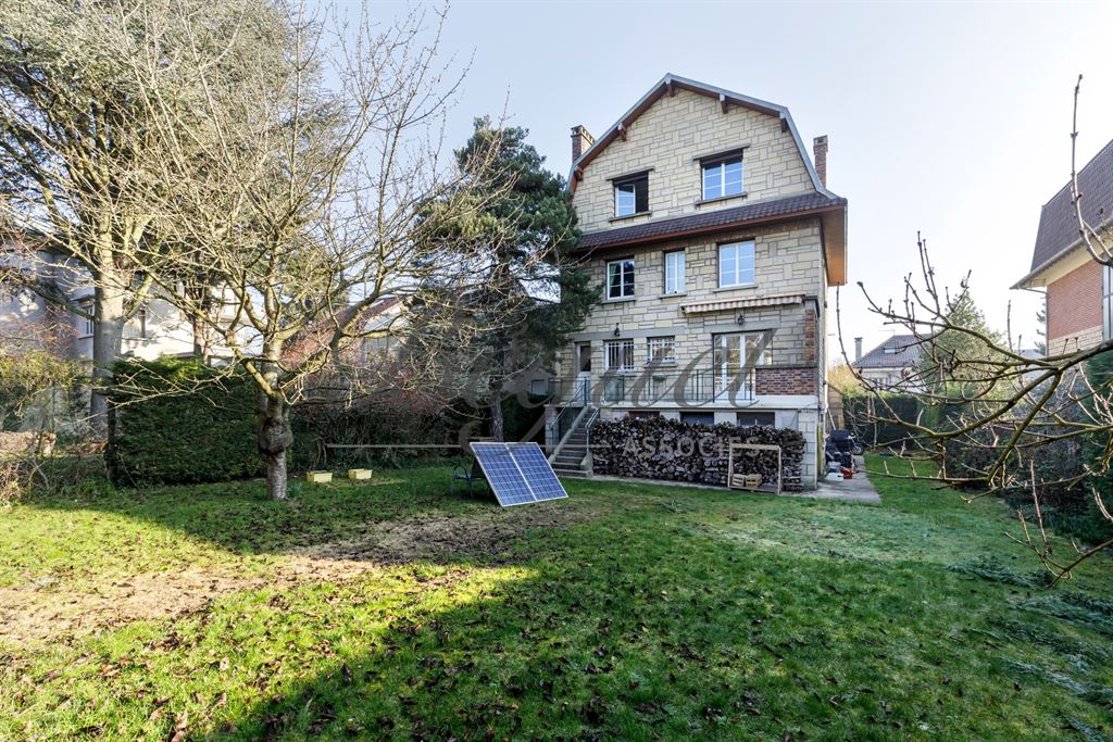A vendre chez Beguet Associés : Sceaux 92330 Maison 240 m² 7 Chambres Jardin Garage + Studio