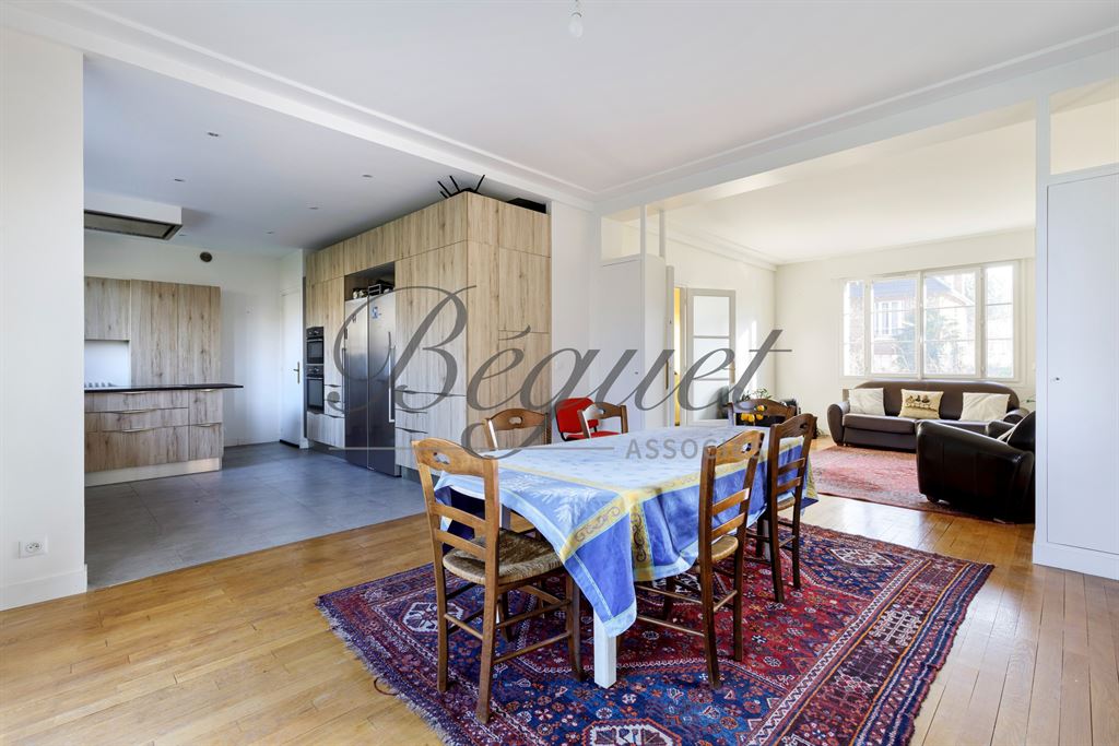 A vendre chez Beguet Associés : Sceaux 92330 Maison 240 m² 7 Chambres Jardin Garage + Studio