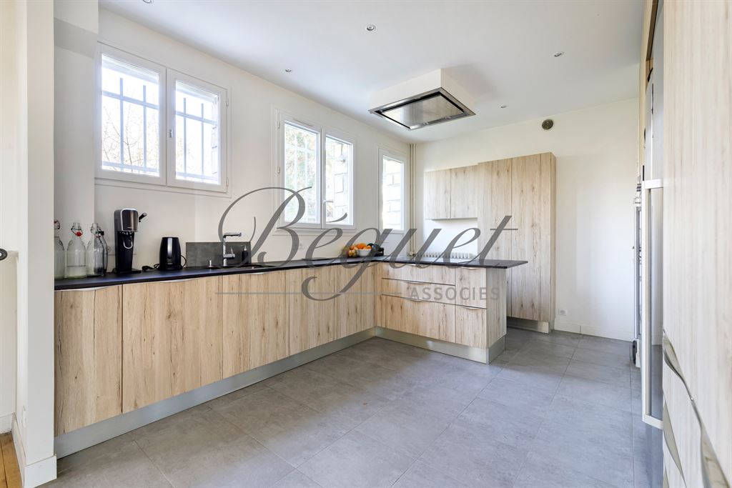 A vendre chez Beguet Associés : Sceaux 92330 Maison 240 m² 7 Chambres Jardin Garage + Studio