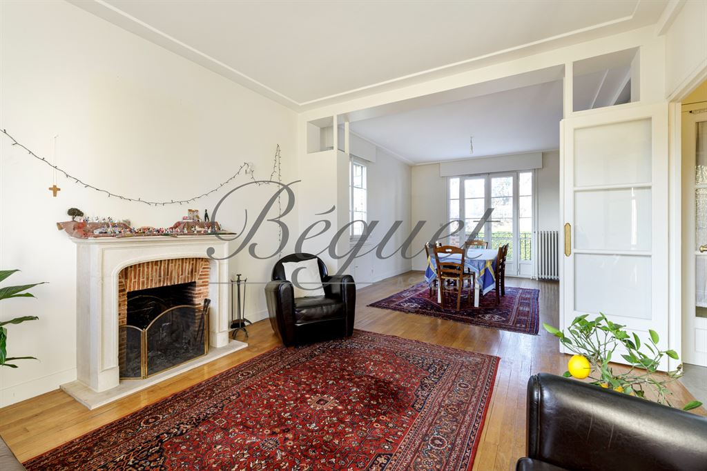 A vendre chez Beguet Associés : Sceaux 92330 Maison 240 m² 7 Chambres Jardin Garage + Studio