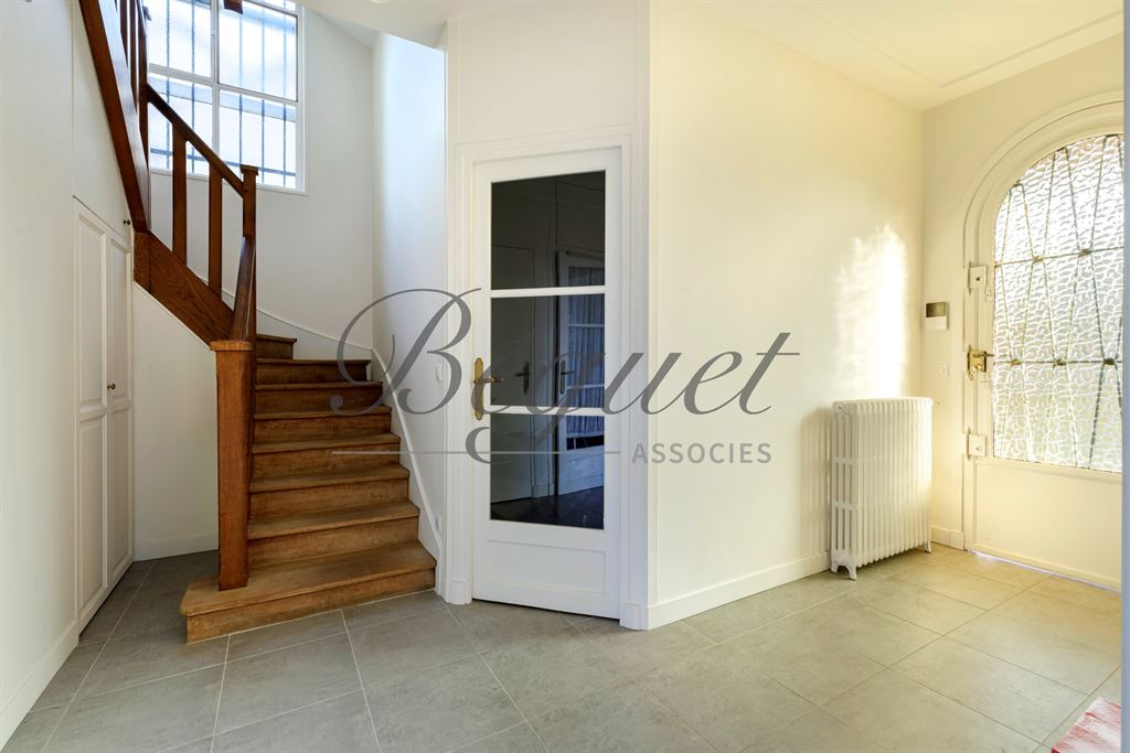 A vendre chez Beguet Associés : Sceaux 92330 Maison 240 m² 7 Chambres Jardin Garage + Studio