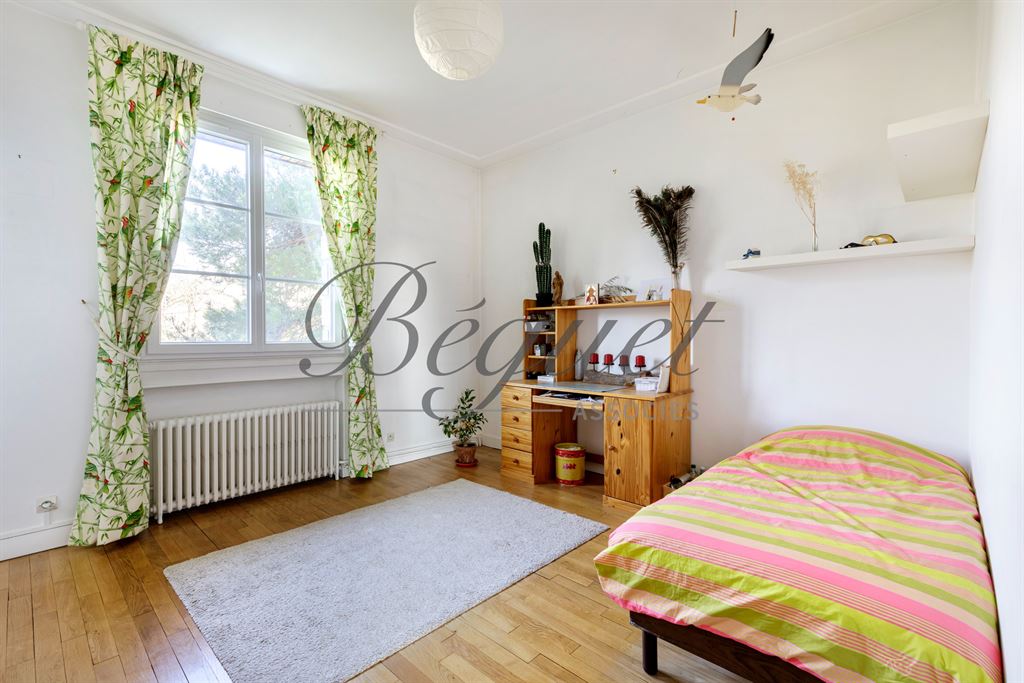 A vendre chez Beguet Associés : Sceaux 92330 Maison 240 m² 7 Chambres Jardin Garage + Studio