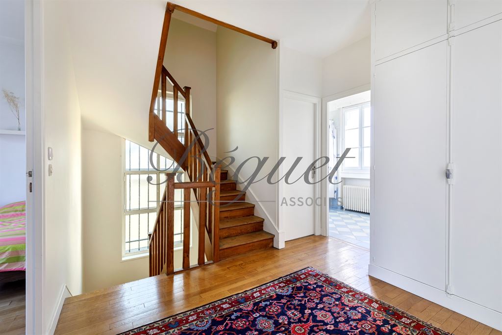 A vendre chez Beguet Associés : Sceaux 92330 Maison 240 m² 7 Chambres Jardin Garage + Studio
