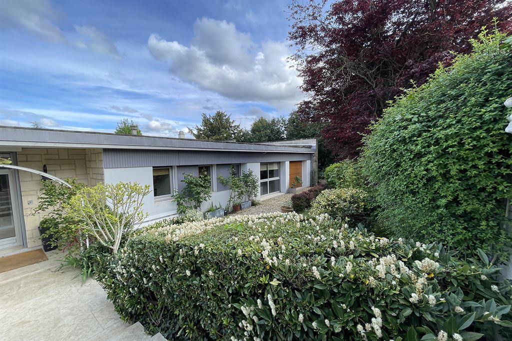 A vendre chez Beguet Associés : La Celle St Cloud 78170 Maison 300 m² Jardin + Appartement