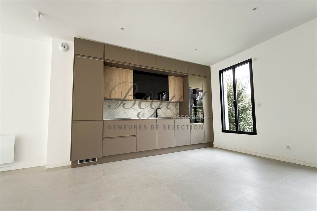 A vendre chez Beguet Associés : Vélizy-Villacoublay (78140), Yvelines – Maison neuve de 178 m², cinq chambres et jardin sud-ouest