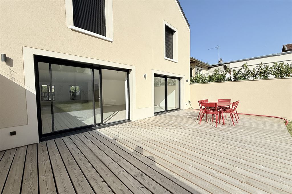 A vendre chez Beguet Associés : Vélizy-Villacoublay (78140), Yvelines – Maison neuve de 178 m², cinq chambres et jardin sud-ouest