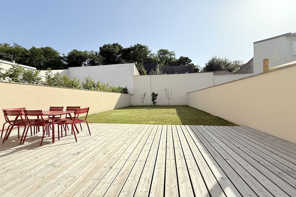 A vendre chez Beguet Associés : Vélizy-Villacoublay (78140), Yvelines – Maison neuve de 178 m², cinq chambres et jardin sud-ouest