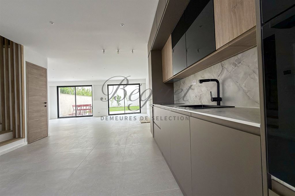 A vendre chez Beguet Associés : Vélizy-Villacoublay (78140), Yvelines – Maison neuve de 178 m², cinq chambres et jardin sud-ouest