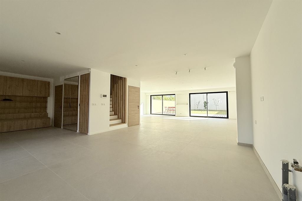 A vendre chez Beguet Associés : Vélizy-Villacoublay (78140), Yvelines – Maison neuve de 178 m², cinq chambres et jardin sud-ouest