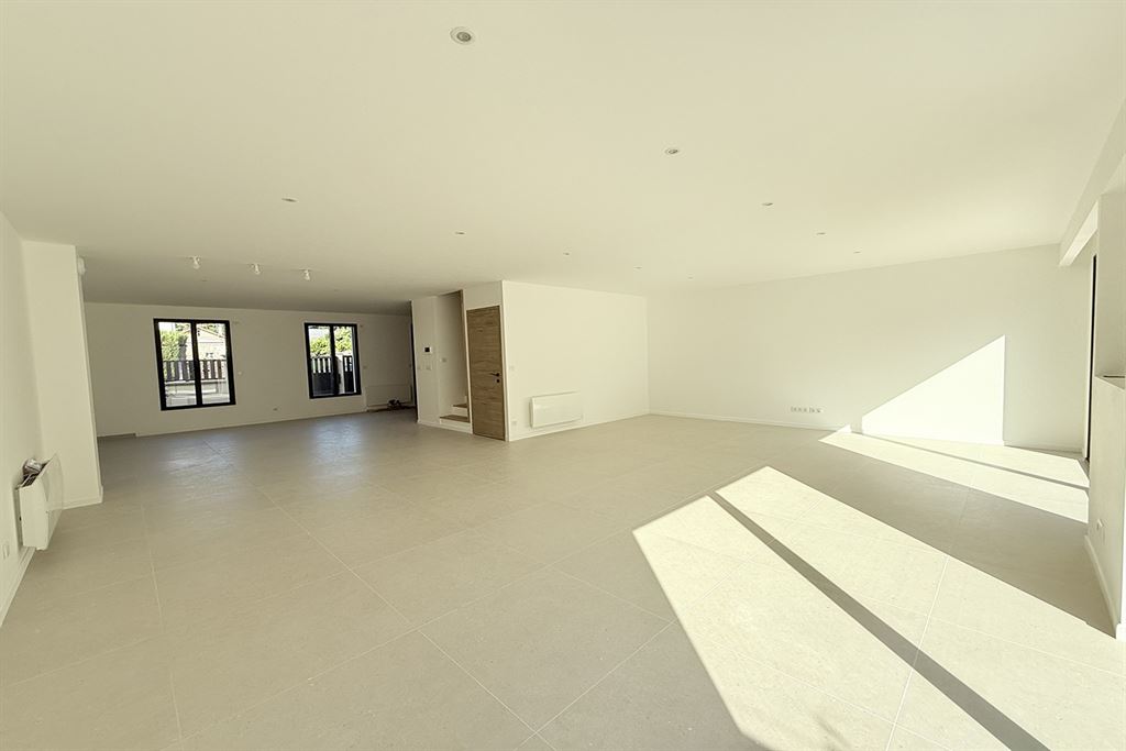 A vendre chez Beguet Associés : Vélizy-Villacoublay (78140), Yvelines – Maison neuve de 178 m², cinq chambres et jardin sud-ouest