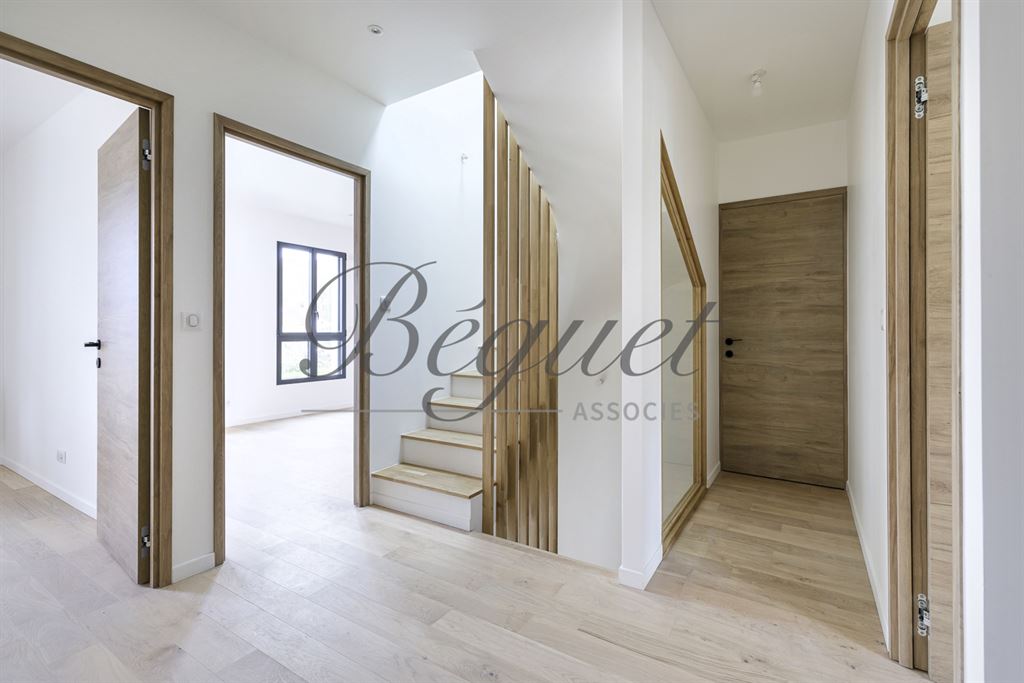 A vendre chez Beguet Associés : Vélizy-Villacoublay (78140), Yvelines – Maison neuve de 178 m², cinq chambres et jardin sud-ouest