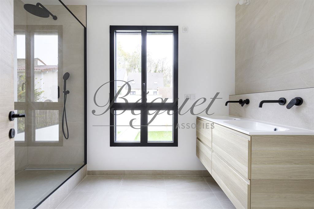 A vendre chez Beguet Associés : Vélizy-Villacoublay (78140), Yvelines – Maison neuve de 178 m², cinq chambres et jardin sud-ouest