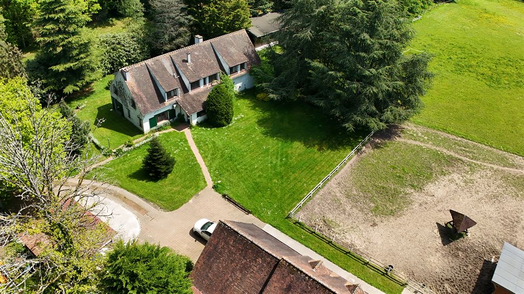 A vendre chez Beguet Associés : FORET DE RAMBOUILLET POIGNY 78125 PROPRIETE EQUESTRE MAISON 360 m²  HERBAGES-FORET 10 Ha
