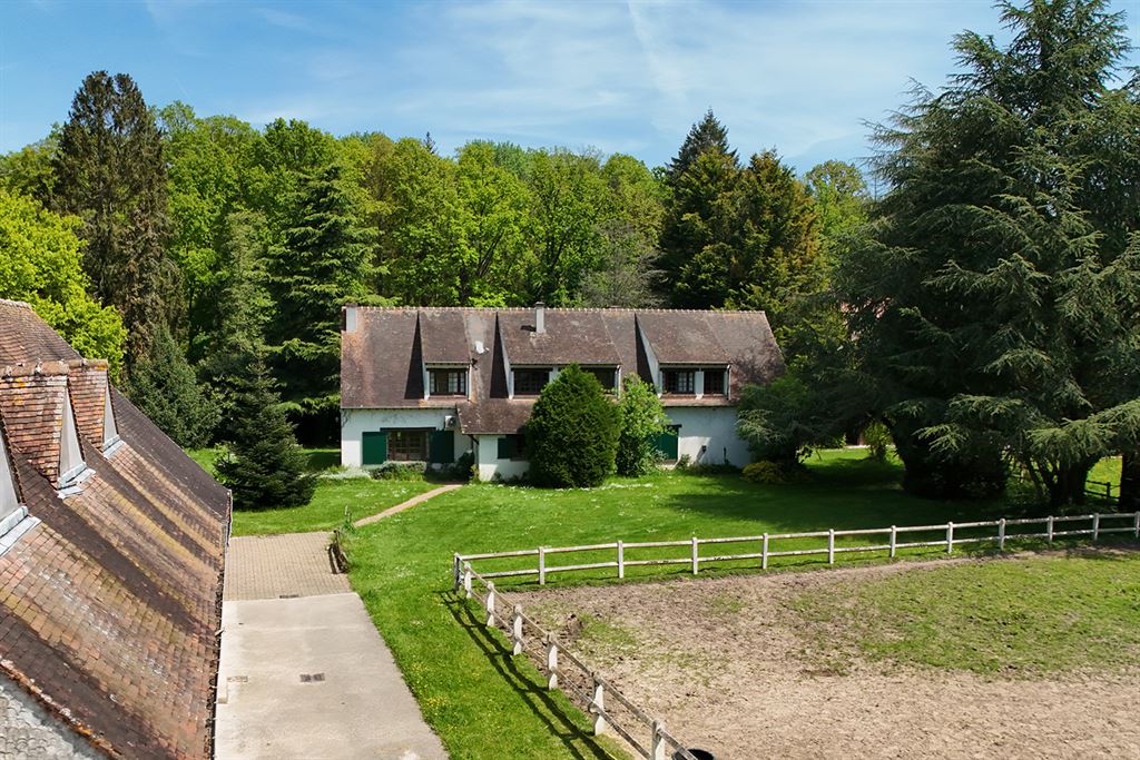 A vendre chez Beguet Associés : FORET DE RAMBOUILLET POIGNY 78125 PROPRIETE EQUESTRE MAISON 360 m²  HERBAGES-FORET 10 Ha