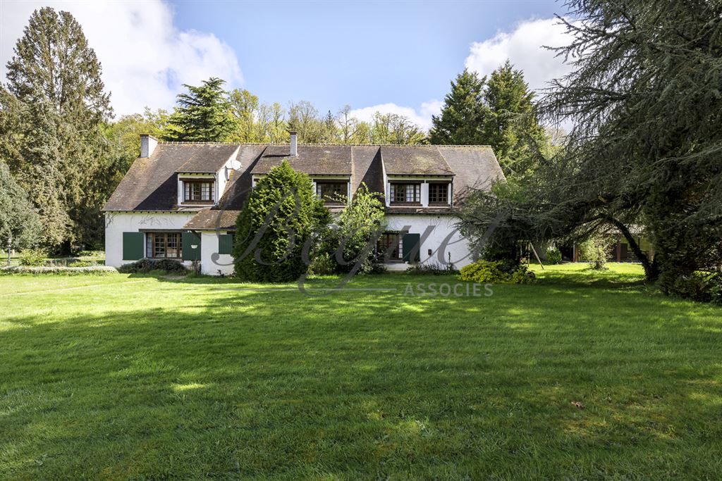 A vendre chez Beguet Associés : FORET DE RAMBOUILLET POIGNY 78125 PROPRIETE EQUESTRE MAISON 360 m²  HERBAGES-FORET 10 Ha
