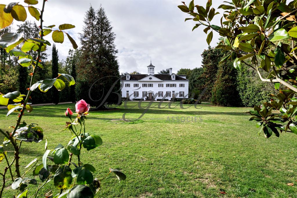 A vendre chez Beguet Associés : Hauts de Seine - Vaucresson 92420 maison 920 m² 6 chambres terrain 6500 m²