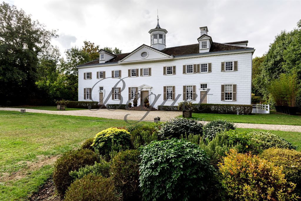 A vendre chez Beguet Associés : Hauts de Seine - Vaucresson 92420 maison 920 m² 6 chambres terrain 6500 m²