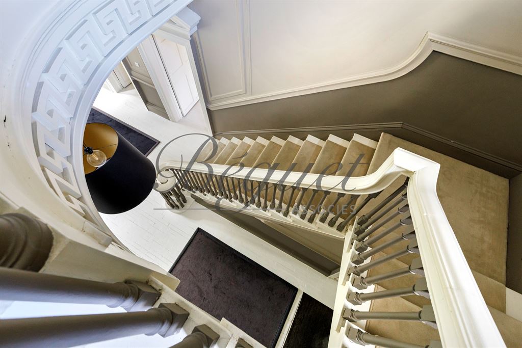 A vendre chez Beguet Associés : Hauts de Seine - Vaucresson 92420 maison 920 m² 6 chambres terrain 6500 m²