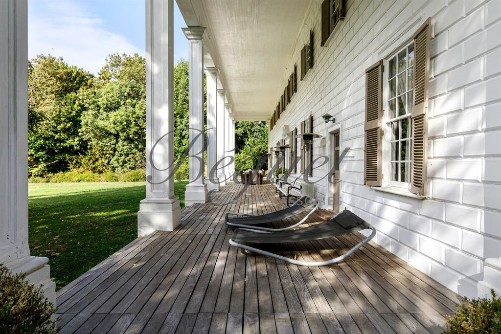 A vendre chez Beguet Associés : Hauts de Seine - Vaucresson 92420 maison 920 m² 6 chambres terrain 6500 m²