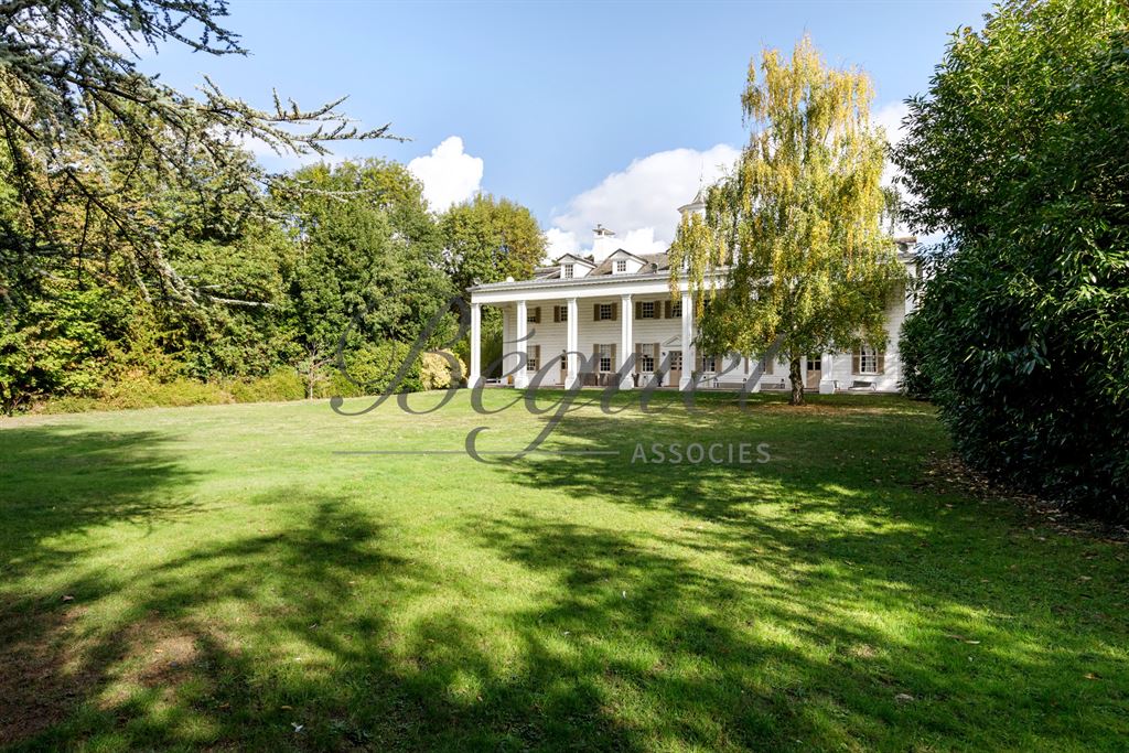 A vendre chez Beguet Associés : Hauts de Seine - Vaucresson 92420 maison 920 m² 6 chambres terrain 6500 m²