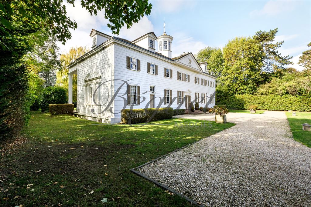 A vendre chez Beguet Associés : Hauts de Seine - Vaucresson 92420 maison 920 m² 6 chambres terrain 6500 m²