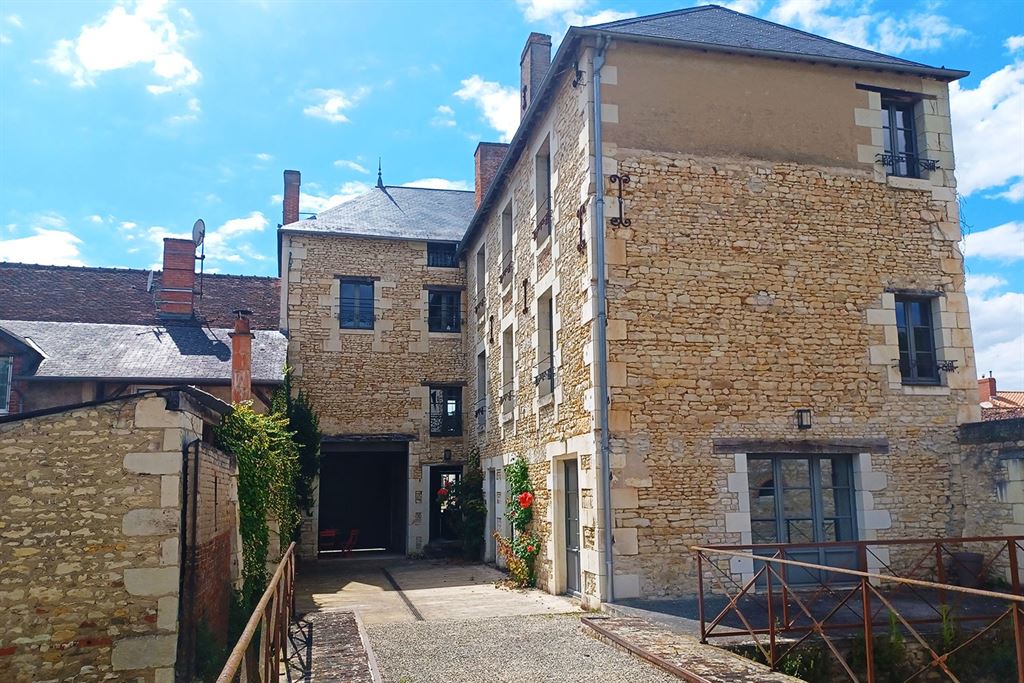 A vendre chez Beguet Associés : INDRE- ET- LOIRE RICHELIEU 37120 CENTRE VILLE 345m² TERRASSE