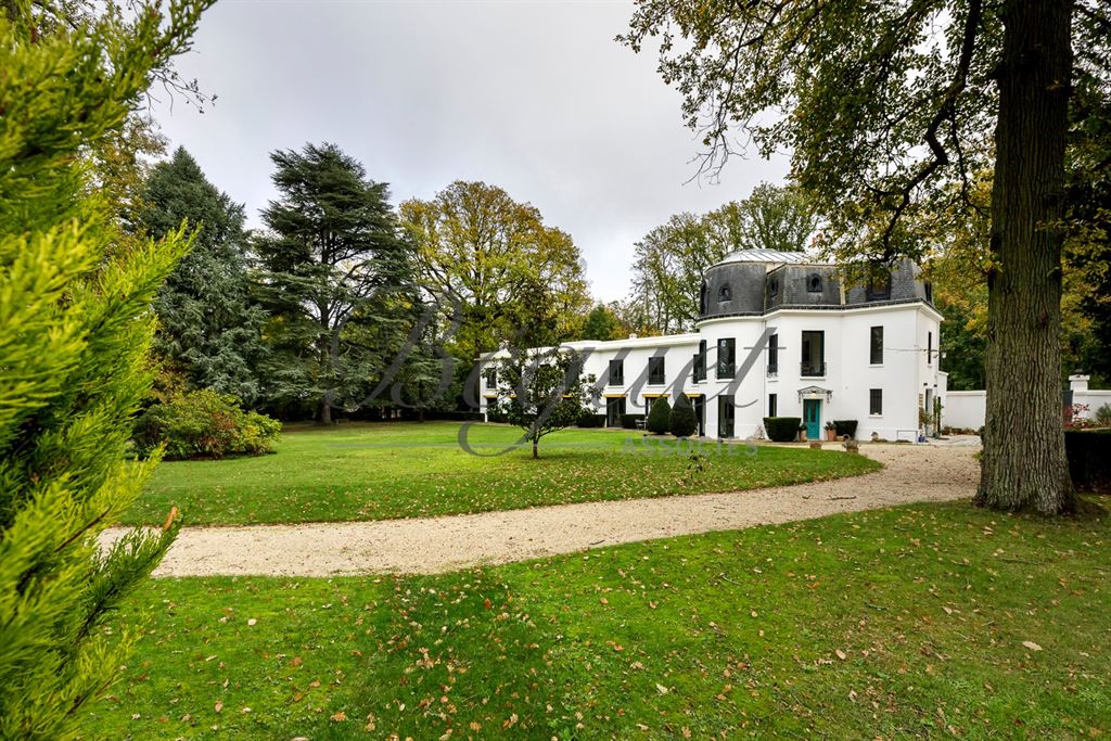 A vendre chez Beguet Associés : HAUTS DE SEINE - MARNES LA COQUETTE 92430 - MAISON 6 CHAMBRES JARDIN GARAGE