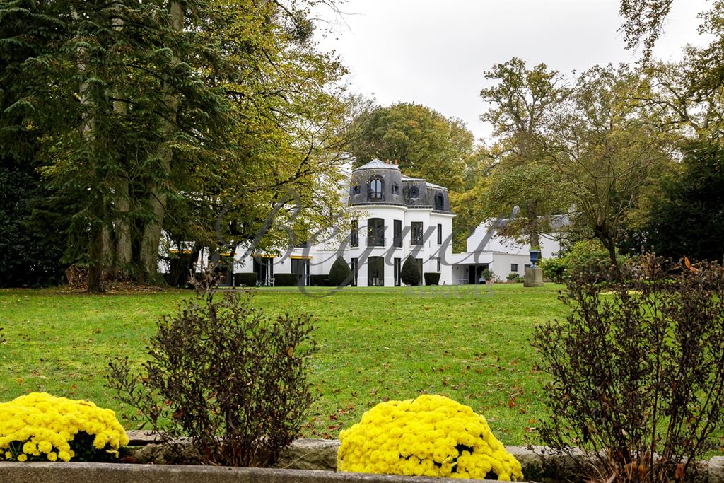 A vendre chez Beguet Associés : HAUTS DE SEINE - MARNES LA COQUETTE 92430 - MAISON 6 CHAMBRES JARDIN GARAGE