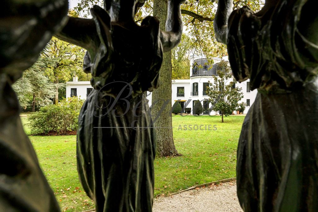 A vendre chez Beguet Associés : HAUTS DE SEINE - MARNES LA COQUETTE 92430 - MAISON 6 CHAMBRES JARDIN GARAGE