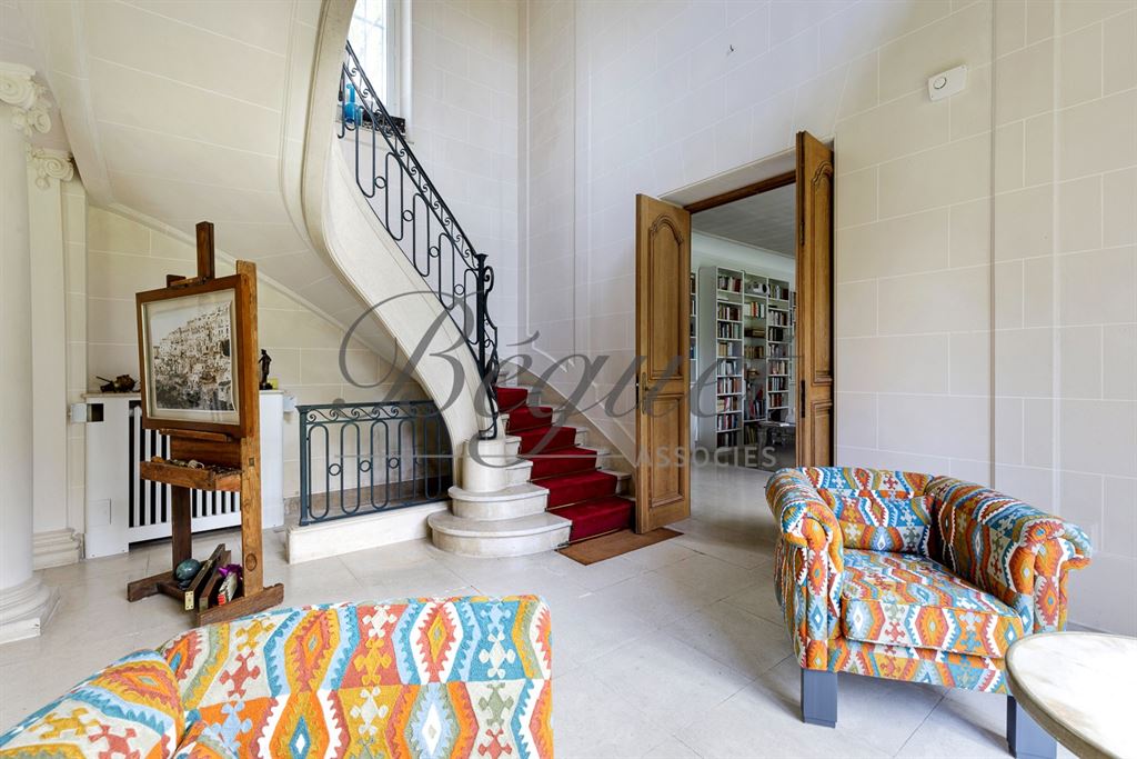 A vendre chez Beguet Associés : HAUTS DE SEINE - MARNES LA COQUETTE 92430 - MAISON 6 CHAMBRES JARDIN GARAGE