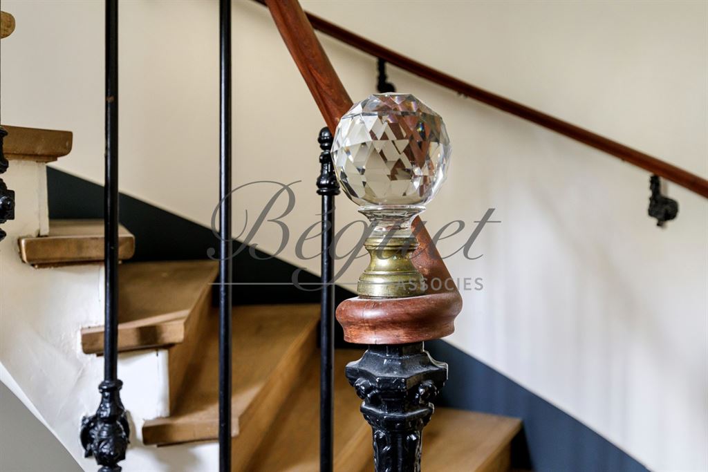 A vendre chez Beguet Associés : HAUTS DE SEINE - MARNES LA COQUETTE 92430 - MAISON 6 CHAMBRES JARDIN GARAGE
