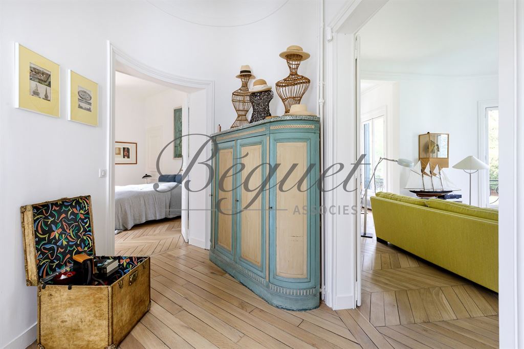 A vendre chez Beguet Associés : HAUTS DE SEINE - MARNES LA COQUETTE 92430 - MAISON 6 CHAMBRES JARDIN GARAGE