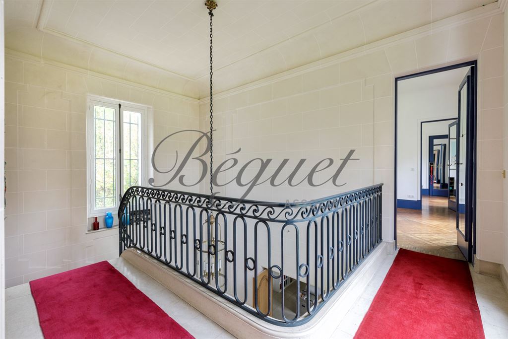 A vendre chez Beguet Associés : HAUTS DE SEINE - MARNES LA COQUETTE 92430 - MAISON 6 CHAMBRES JARDIN GARAGE