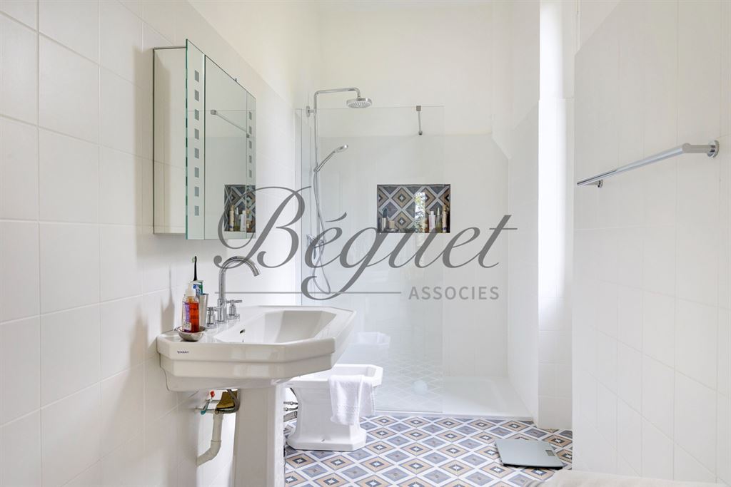 A vendre chez Beguet Associés : HAUTS DE SEINE - MARNES LA COQUETTE 92430 - MAISON 6 CHAMBRES JARDIN GARAGE