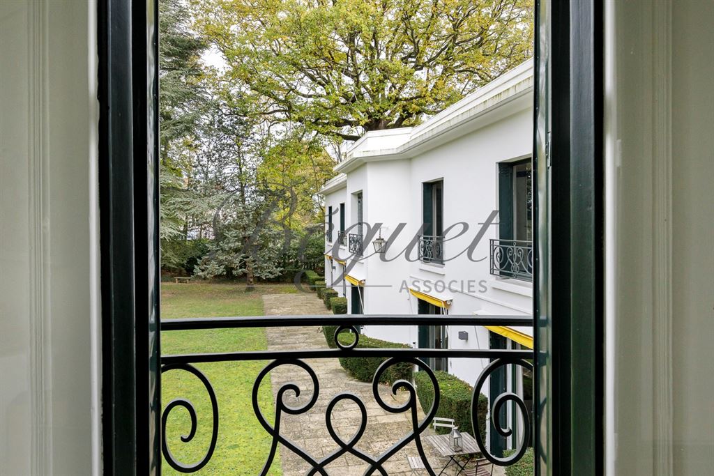 A vendre chez Beguet Associés : HAUTS DE SEINE - MARNES LA COQUETTE 92430 - MAISON 6 CHAMBRES JARDIN GARAGE