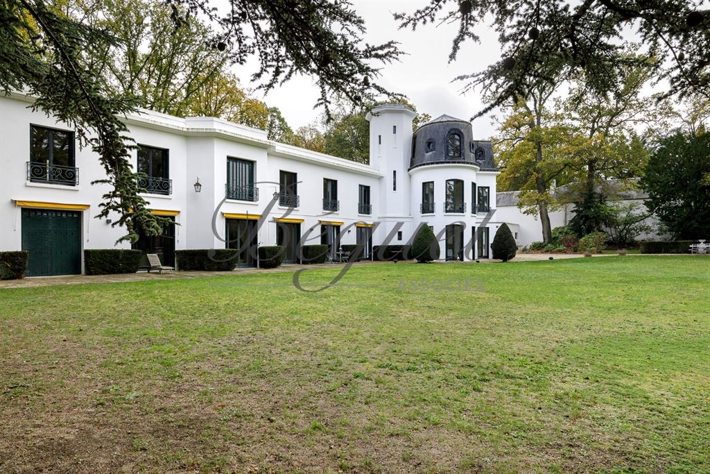 A vendre chez Beguet Associés : HAUTS DE SEINE - MARNES LA COQUETTE 92430 - MAISON 6 CHAMBRES JARDIN GARAGE