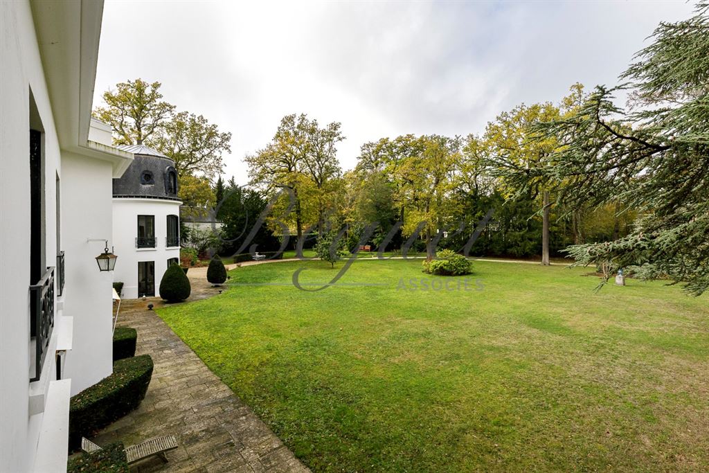 A vendre chez Beguet Associés : HAUTS DE SEINE - MARNES LA COQUETTE 92430 - MAISON 6 CHAMBRES JARDIN GARAGE