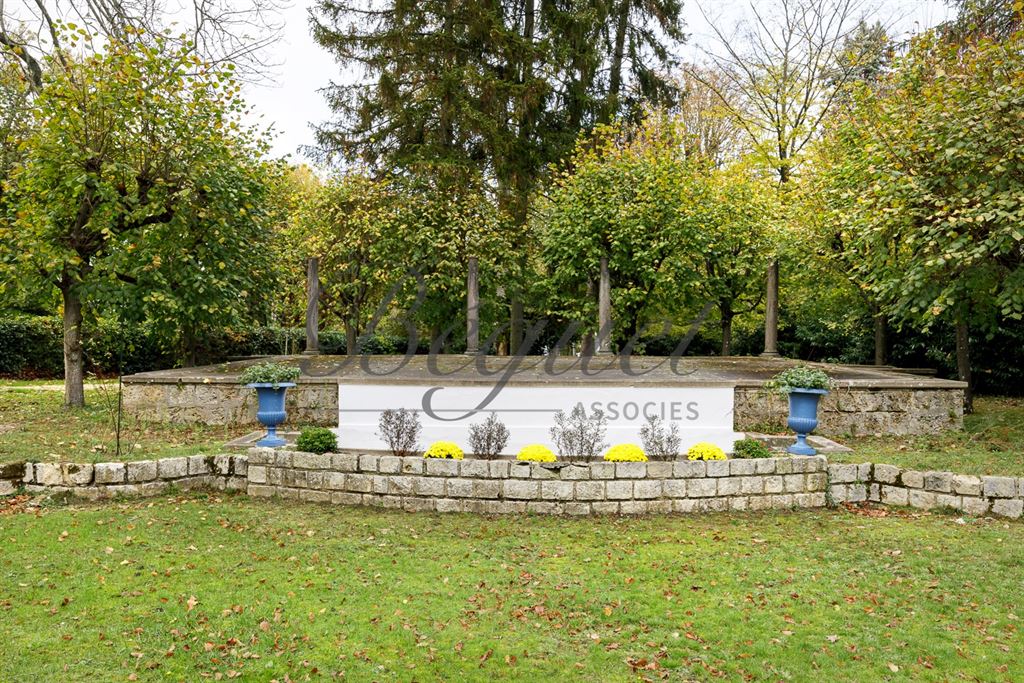 A vendre chez Beguet Associés : HAUTS DE SEINE - MARNES LA COQUETTE 92430 - MAISON 6 CHAMBRES JARDIN GARAGE