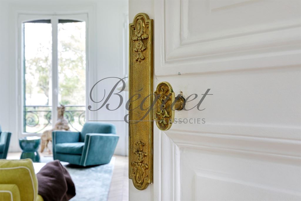 A vendre chez Beguet Associés : HAUTS DE SEINE - MARNES LA COQUETTE 92430 - MAISON 6 CHAMBRES JARDIN GARAGE