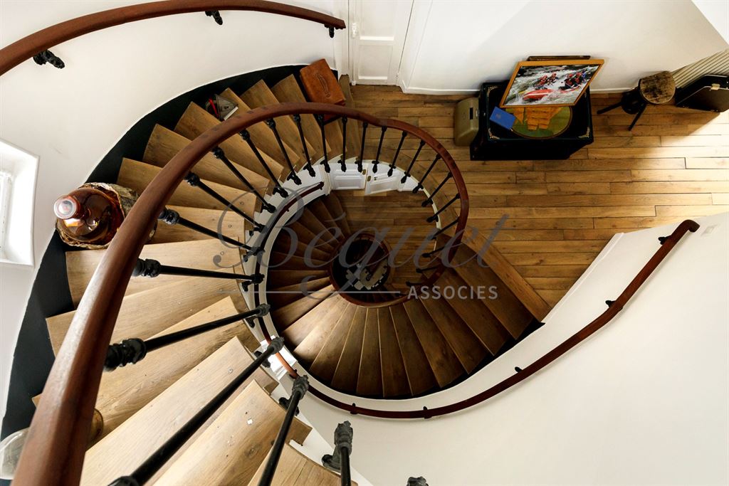 A vendre chez Beguet Associés : HAUTS DE SEINE - MARNES LA COQUETTE 92430 - MAISON 6 CHAMBRES JARDIN GARAGE