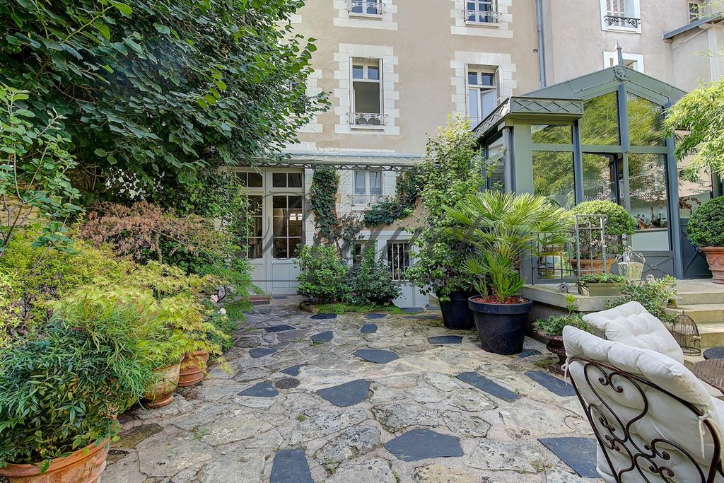Vendu par Beguet Associés : Touraine Loire valley Indre et Loire Tours 37000 Maison et dépendance 331 m² 9 chambres jardin 3 par