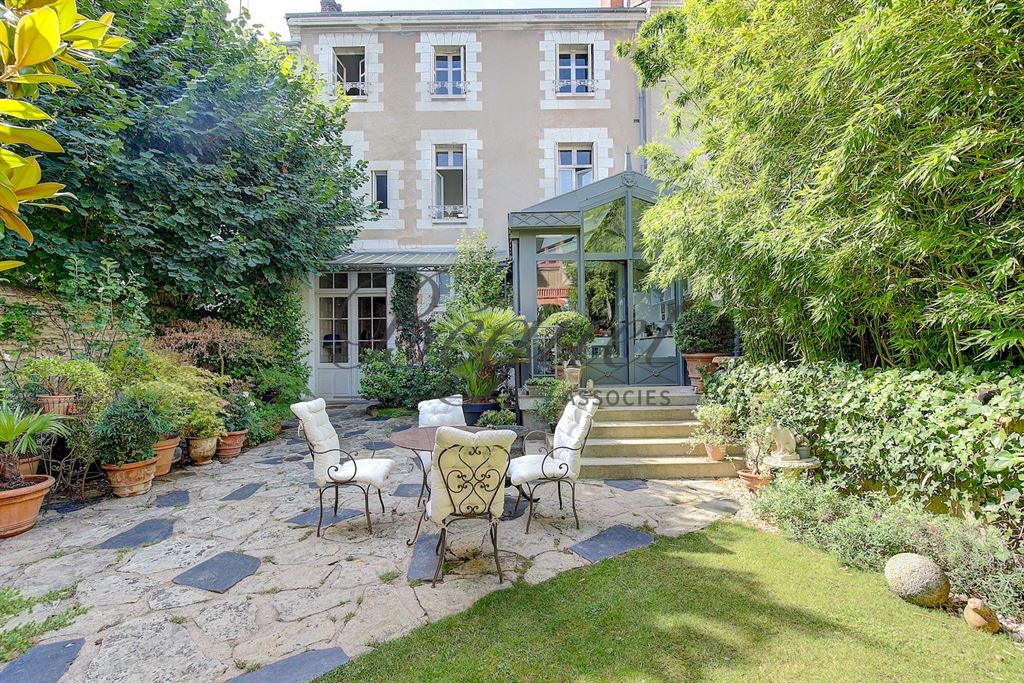 Vendu par Beguet Associés : Touraine Loire valley Indre et Loire Tours 37000 Maison et dépendance 331 m² 9 chambres jardin 3 par