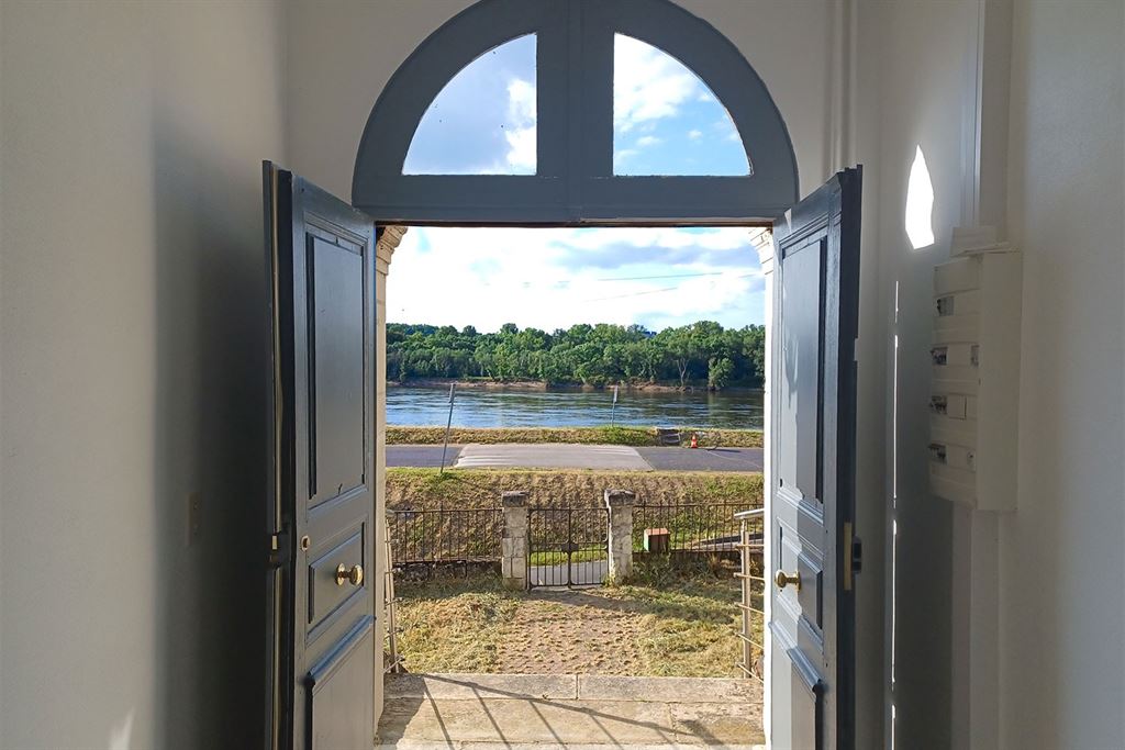 A vendre chez Beguet Associés : INDRE ET LOIRE 37130 MAISON DE VILLE 194 m² 5 CH VUE DIRECTE LOIRE TERRAIN 3000 m²