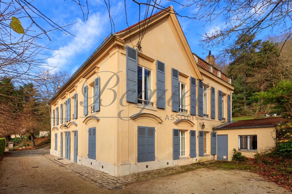 Vendu par Beguet Associés : YVELINES 78350 JOUY EN JOSAS MAISON 275 m² 5 CHAMBRES GARAGE PARC 9500 m²