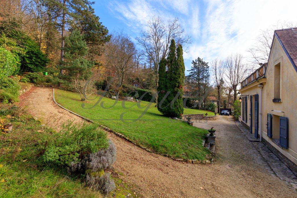 Vendu par Beguet Associés : YVELINES 78350 JOUY EN JOSAS MAISON 275 m² 5 CHAMBRES GARAGE PARC 9500 m²