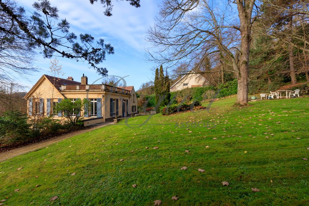 Vendu par Beguet Associés : YVELINES 78350 JOUY EN JOSAS MAISON 275 m² 5 CHAMBRES GARAGE PARC 9500 m²
